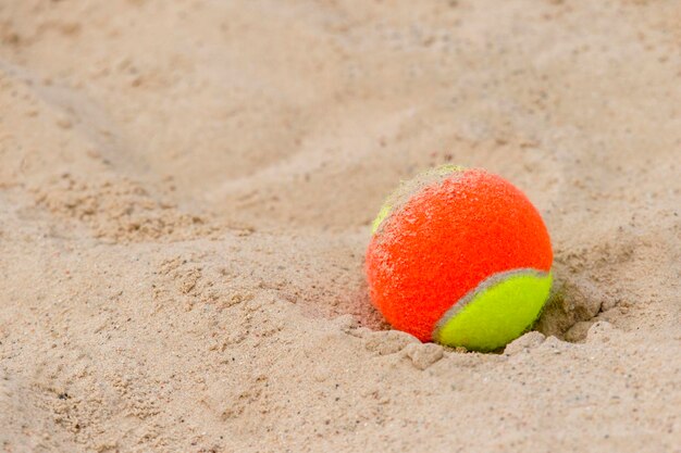 Qual é a diferença das bolas específicas para beach tennis?